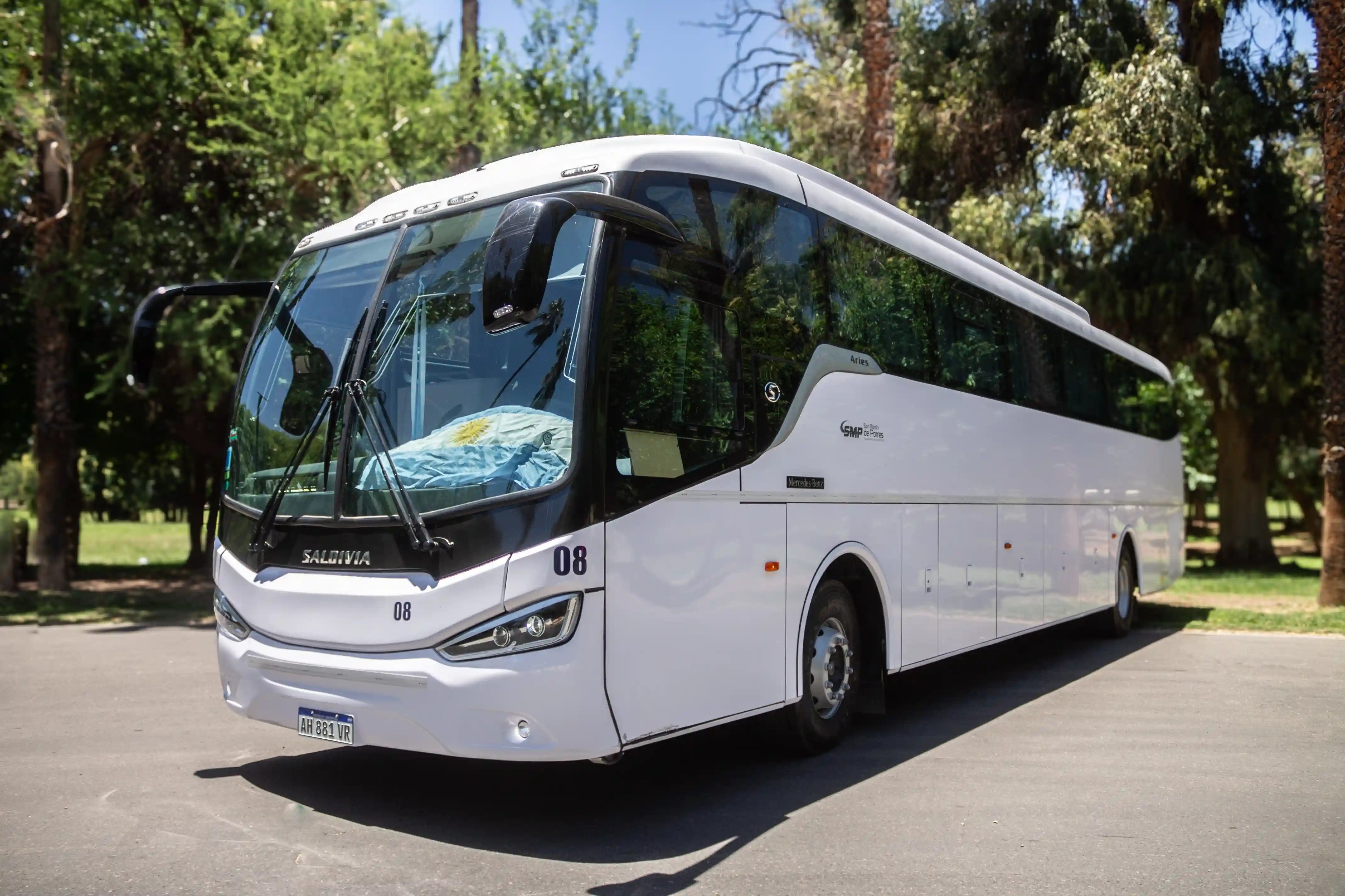 Colectivo piso elevado PLUS Mercedes-Benz Plus con baño 45 pasajeros Mendoza
